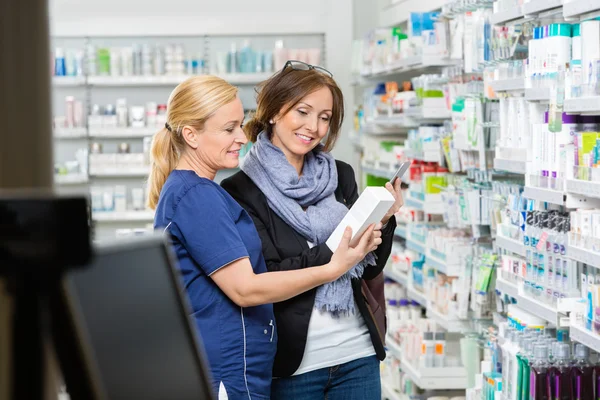 Cep telefonu Pharma içinde tutarak müşteriye ürün gösterilen kimyager