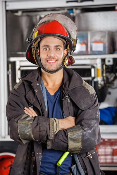 Uśmiechający się strażak stałego rękami skrzyżowanymi — Zdjęcie stockowe