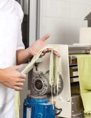 Şef Holding spagetti makarna makine tarafından