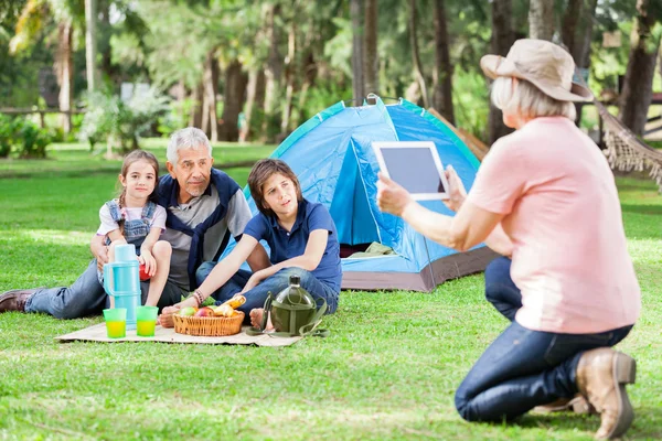 Grootmoeder fotograferen familie camping — Stockfoto