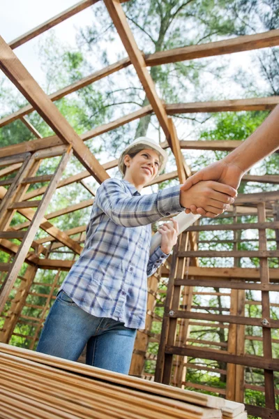 女性建築家の男性の同僚と手を振って — ストック写真