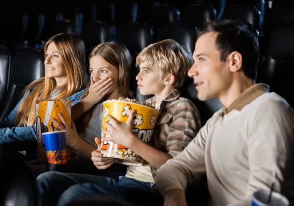 Regarder un film en famille au cinéma — Photo