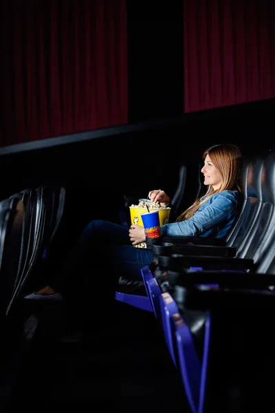 Mulher assistindo filme no cinema — Fotografia de Stock