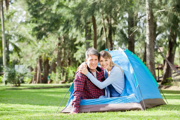 Szczęśliwa para Camping w parku — Zdjęcie stockowe