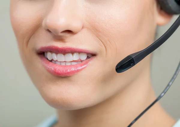 Closeup της χαμογελώντας αντιπρόσωπο εξυπηρέτησης πελατών με ακουστικό — Φωτογραφία Αρχείου