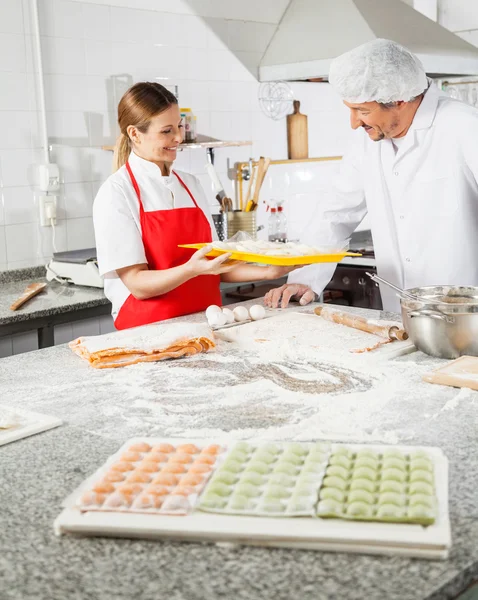 Chef-kok weergegeven: Pasta lade collega op het aanrecht — Stockfoto