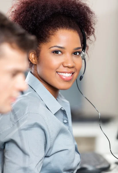 Representante de Servicio al Cliente Trabajando en Oficina — Foto de Stock