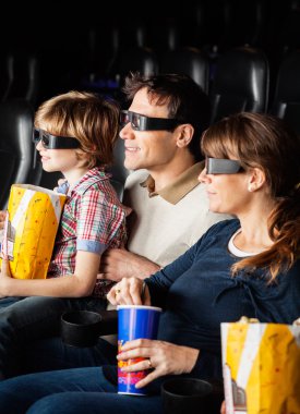 3d film izlerken aperatifler sahip aile