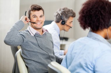 Erkek müşteri hizmetleri temsilcisi kulaklık kullanma Office