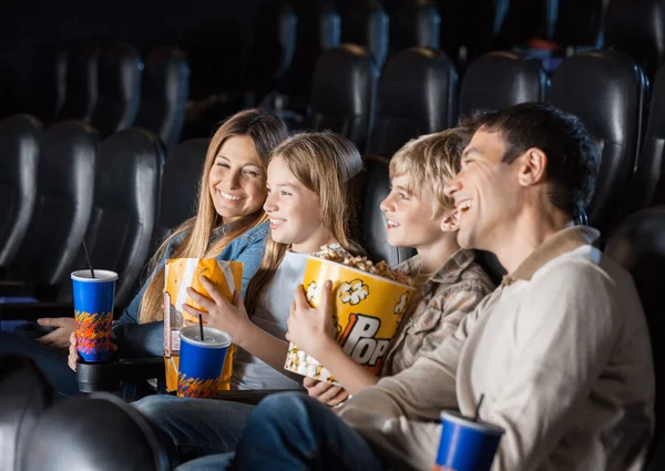 Familie genieten van film In Theater — Stockfoto