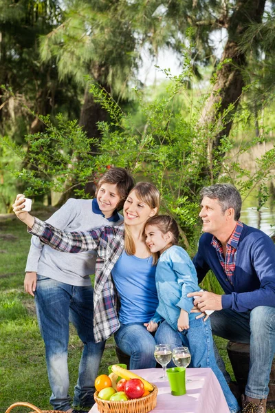 Family Taking Selfportrait No Parque de Campismo — Fotografia de Stock