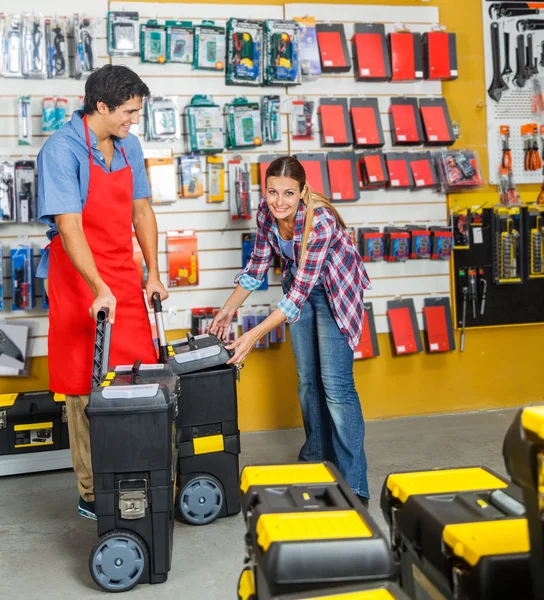 Mujer seleccionando casos de herramientas en la tienda de hardware — Foto de Stock