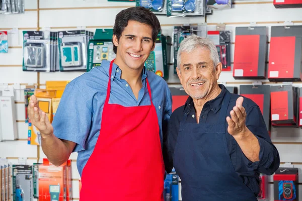 Colleghi che gestiscono insieme nel negozio di hardware — Foto Stock