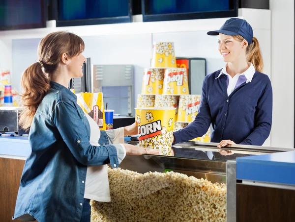 Zwangere vrouw kopen Popcorn op Cinema concessie staan — Stockfoto