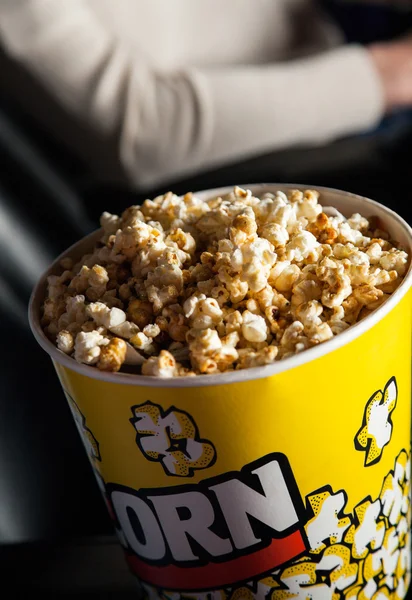 Secchio di popcorn nel cinema — Foto Stock