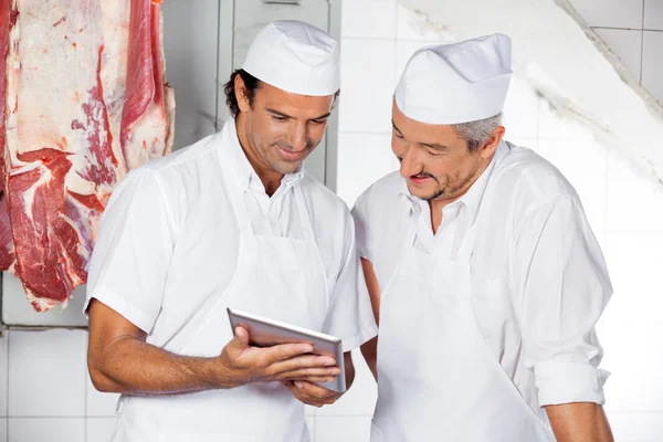 Butchers Using Digital Tablet In Butchery — Stock Photo, Image
