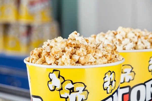 Popcorns rôtis dans des seaux au cinéma — Photo