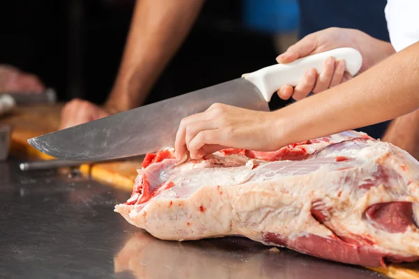 Carniceiros confiantes em pé no balcão — Fotografia de Stock