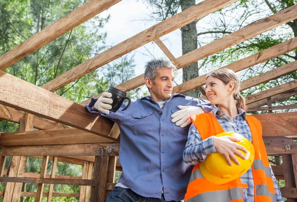 Trabajadores de la construcción mirándose unos a otros — Foto de Stock