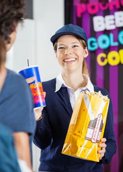 Operaio che vende spuntini all'uomo allo stand della concessione del cinema — Foto Stock