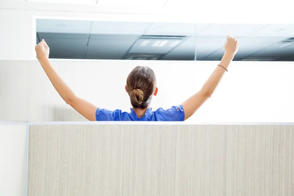 Customer Service Representative With Arms Raised In Cubicle — Stock Photo, Image