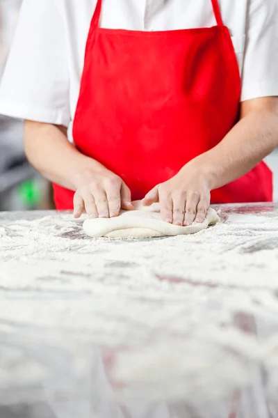 Kocken knåda degen på stökigt Counter — Stockfoto