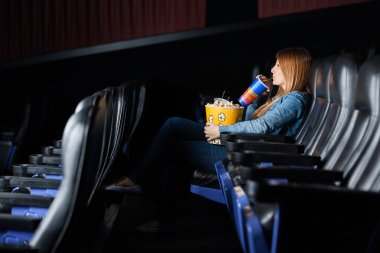 Tiyatroda film izlerken Cola içme kadın