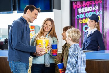 Mutlu aile sinema imtiyaz standında aperatifler sahip