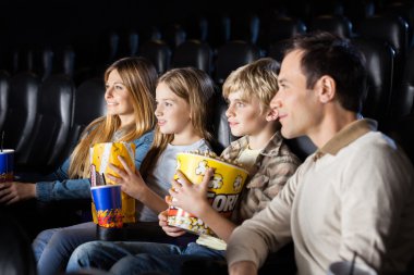Tiyatroda film izlerken aile