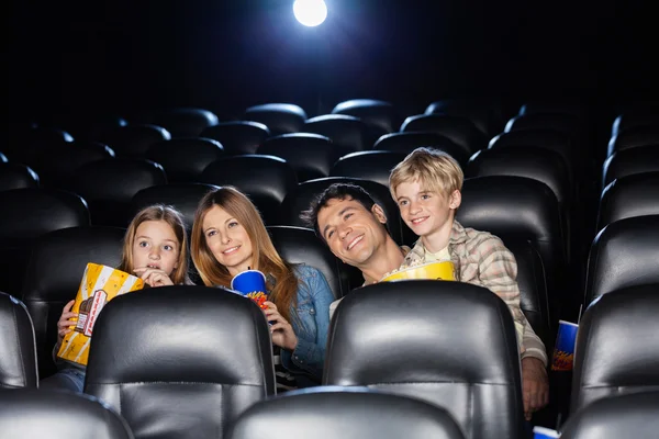 Família sorridente assistindo filme no teatro — Fotografia de Stock