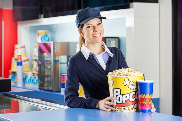 Säker arbetare med Popcorn och dricka på koncession monter — Stockfoto