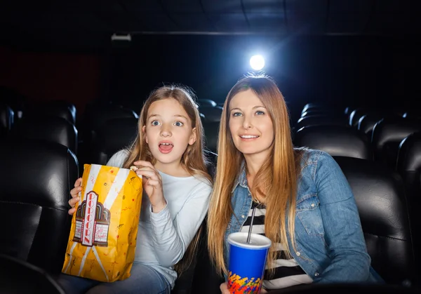 Förvånad mor och dotter tittar på Film — Stockfoto