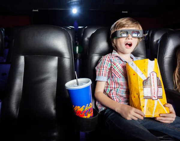 Chico sorprendido viendo películas en 3D en el cine —  Fotos de Stock