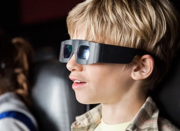 Мальчик смотрит 3D Movie в театре — стоковое фото