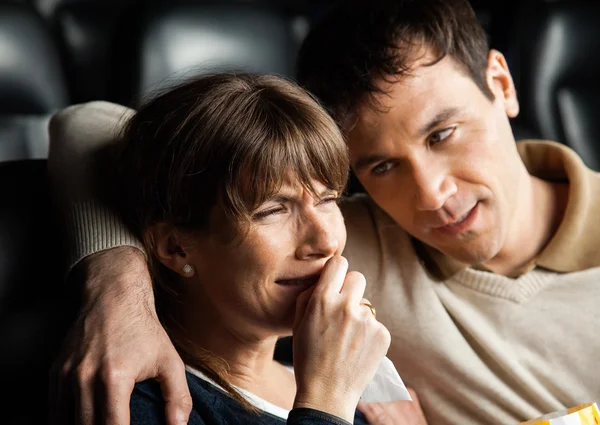 Mannen tröstande kvinnan gråter medan du tittar på film — Stockfoto
