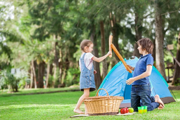 Irmãos lutando com pão Loafs no parque — Fotografia de Stock