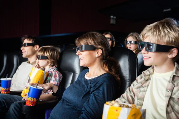 Leende familjer tittar på 3d-film på teater — Stockfoto