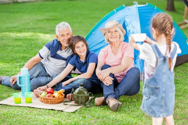 Meisje fotograferen familie camping — Stockfoto