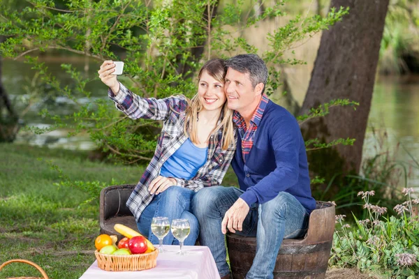 Casal tomando Selfie com Smartphone no acampamento — Fotografia de Stock