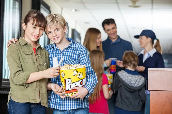 Aanhankelijk broer en zus bedrijf Popcorn op Cinema — Stockfoto