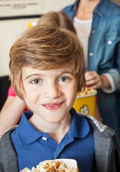 Portrait de mignon garçon au cinéma — Photo