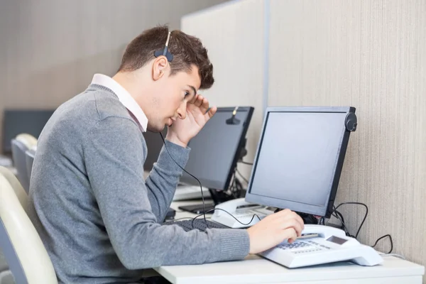 Angespannter Kundenbetreuer am Schalter — Stockfoto