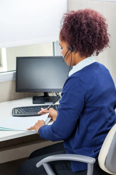 Customer Service Executive Analyzing Documents — Stock Photo, Image