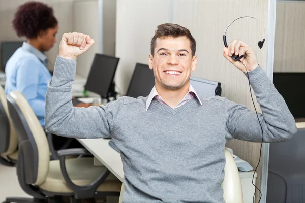 Representante de Atendimento ao Cliente com Braços Erguidos Segurando Headset — Fotografia de Stock