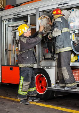 İtfaiye hortumu kamyon kaldırma