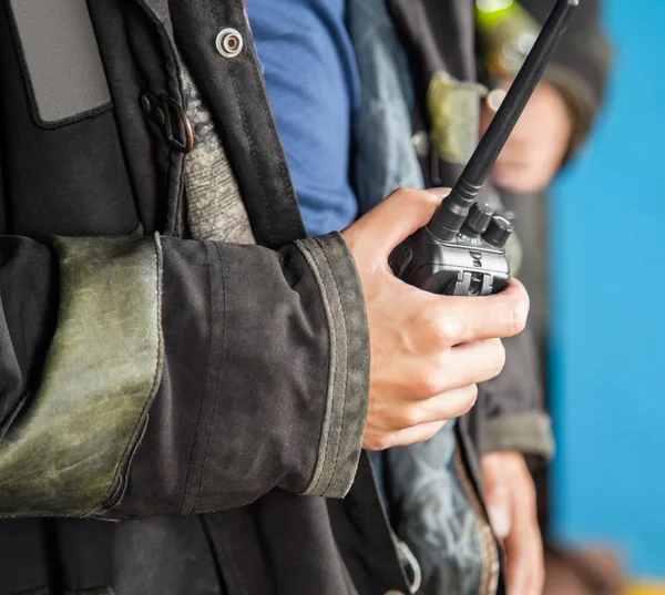 Bombeiro segurando walkie talkie — Fotografia de Stock