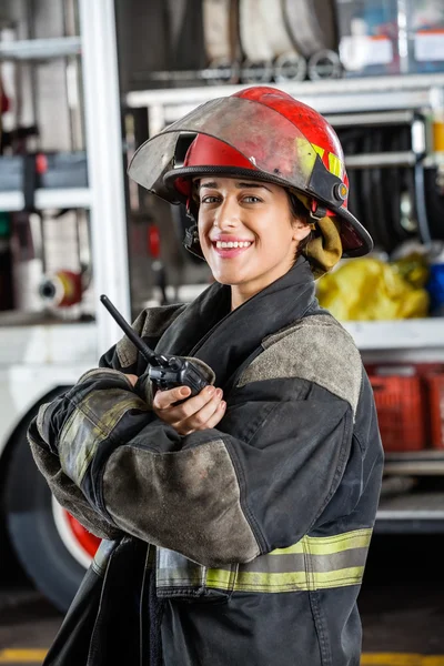 Ευτυχής Firewoman κρατώντας φορητό ραδιοτηλέφωνο εναντίον Firetruck — Φωτογραφία Αρχείου