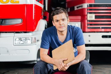 İtfaiyeci Firetrucks karşı otururken Pano Holding