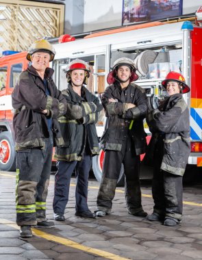Kendine güvenen itfaiyeciler silah ayakta geçti