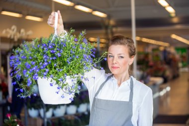 Kendine güvenen çiçekçi dükkanı çiçek bitki Holding